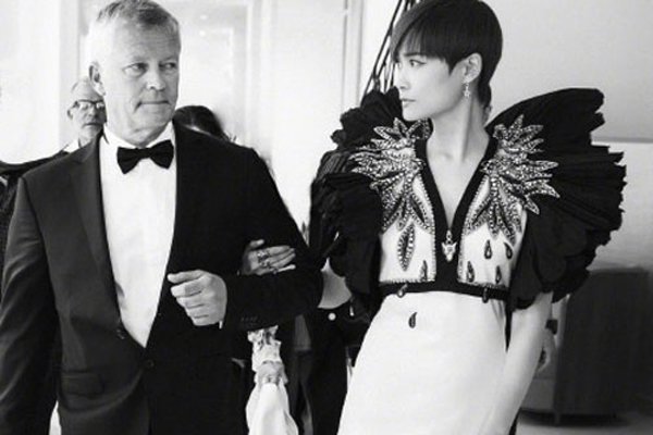 李宇春的老公是老外吗 漂亮礼服挽着外国工作人员雷同婚纱照