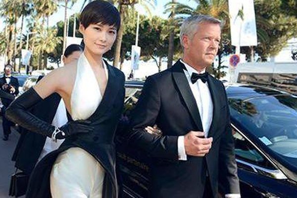 李宇春的老公是老外吗 漂亮礼服挽着外国工作人员雷同婚纱照