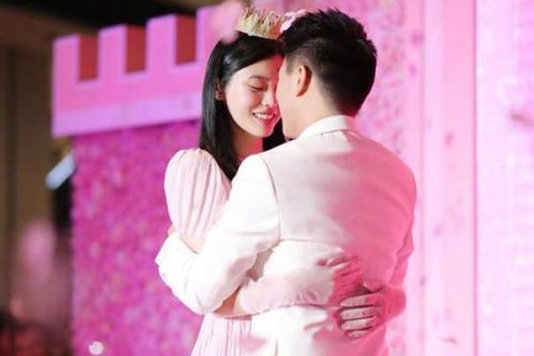 奚梦瑶裸奶透明走秀 模特里的大腕有几个在乎这些的