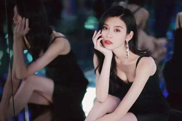 奚梦瑶裸奶透明走秀 模特里的大腕有几个在乎这些的