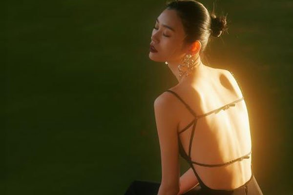 奚梦瑶裸奶透明走秀 模特里的大腕有几个在乎这些的