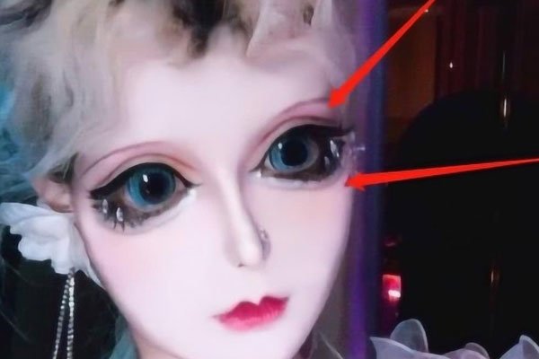 迪丽拉素颜卸妆后 大眼睛离不开特效整容