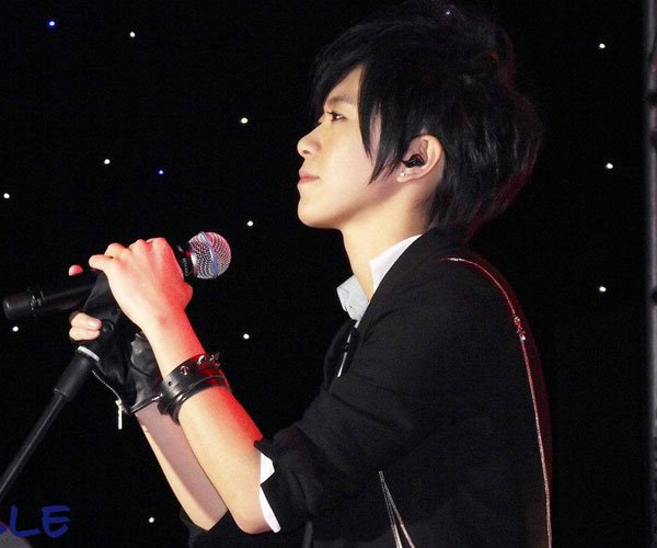 张芸京的嗓子怎么回事 变性的传闻是不是真的现在那么女人