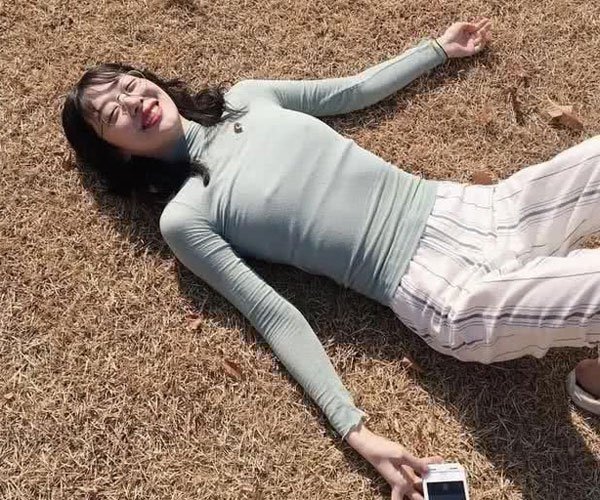 雪莉直播放飞自我无胸罩 回头看这些应该是自杀的征兆吧