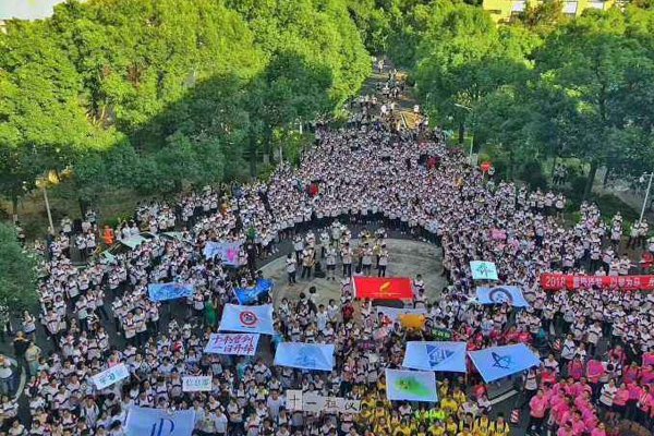 天安社永兴珠海打架视频事件 金链子露膀子纹纹身典型的江湖人