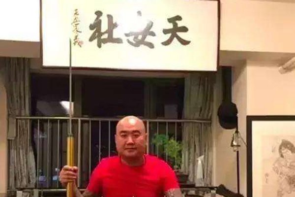 天安社永兴珠海打架视频事件 金链子露膀子纹纹身典型的江湖人