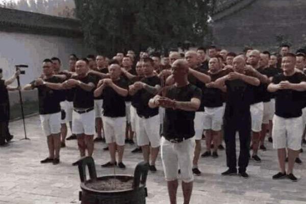 天安社永兴珠海打架视频事件 金链子露膀子纹纹身典型的江湖人