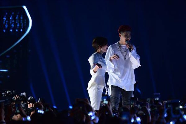 江疏影吴亦凡视频419彻夜未归 双眼对视含情脉脉年龄差不是问题