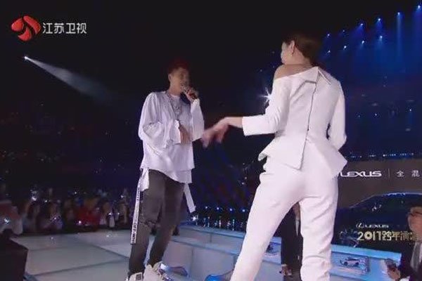 江疏影吴亦凡视频419彻夜未归 双眼对视含情脉脉年龄差不是问题