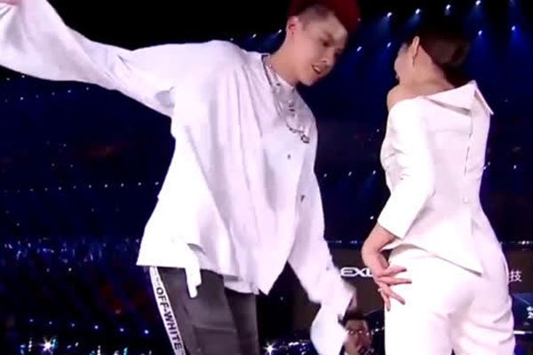 江疏影吴亦凡视频419彻夜未归 双眼对视含情脉脉年龄差不是问题