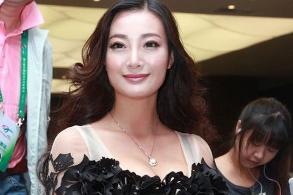 ����ݺ�ɫ����ͼƬ ����Ƭ�����˻��ں�¶������