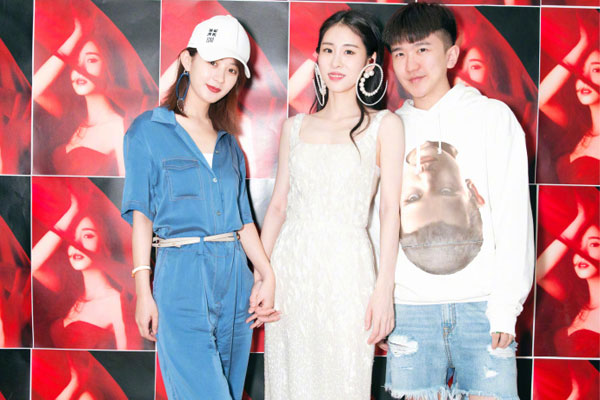 �Ŵ��ʹ���ΰ��һ������ ���������ĺ�����Ů���ǳ�Ϊ����