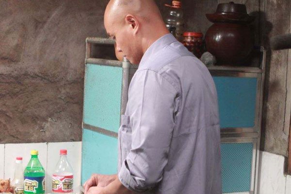 乐嘉蛋碎事件 只要用脚后跟夹住,俩手倒腾根本受不了伤