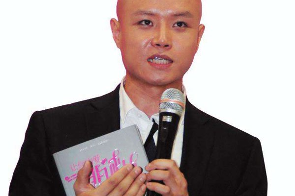 乐嘉蛋碎事件 只要用脚后跟夹住,俩手倒腾根本受不了伤