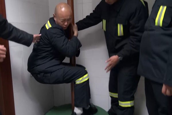 乐嘉蛋碎事件 只要用脚后跟夹住,俩手倒腾根本受不了伤