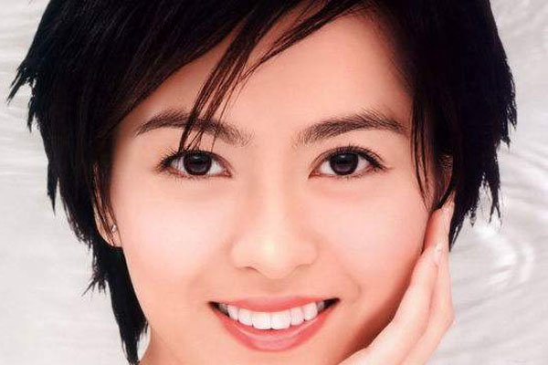 梁咏琪被塞蛋糕细节 送进医院之后医生的脸都绿了