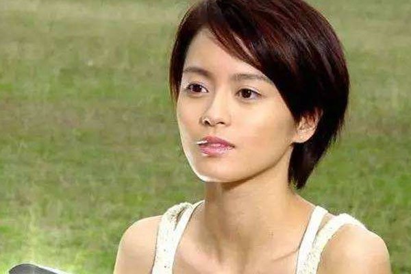 梁咏琪被塞蛋糕细节 送进医院之后医生的脸都绿了