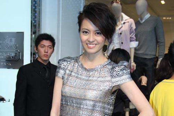 梁咏琪被塞蛋糕细节 送进医院之后医生的脸都绿了