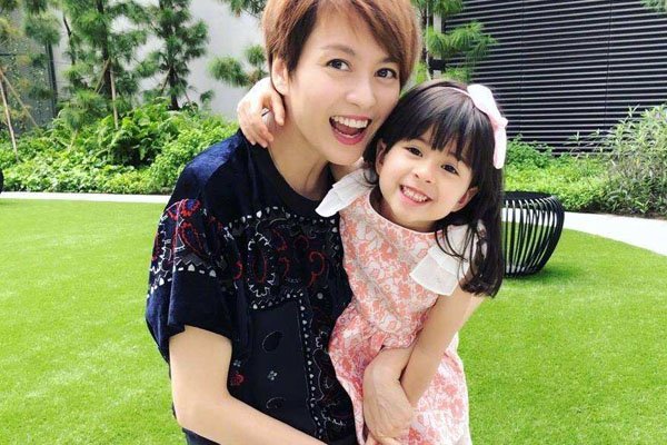 梁咏琪被塞蛋糕细节 送进医院之后医生的脸都绿了