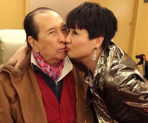 何鸿燊睡狄波拉图片 风流成性的赌王晚年不再辉煌