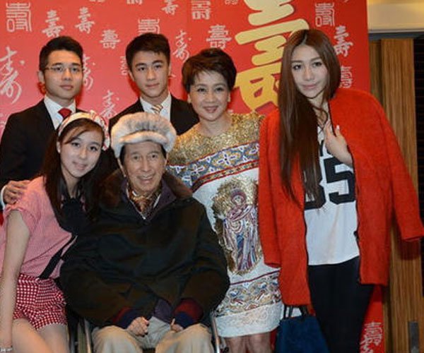 何鸿燊睡狄波拉图片 风流成性的赌王晚年不再辉煌