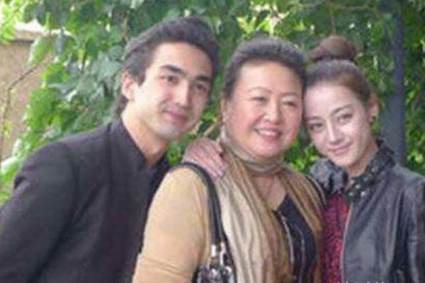 迪丽热巴父母是干什么的 自称全家最丑靠背景红的吗