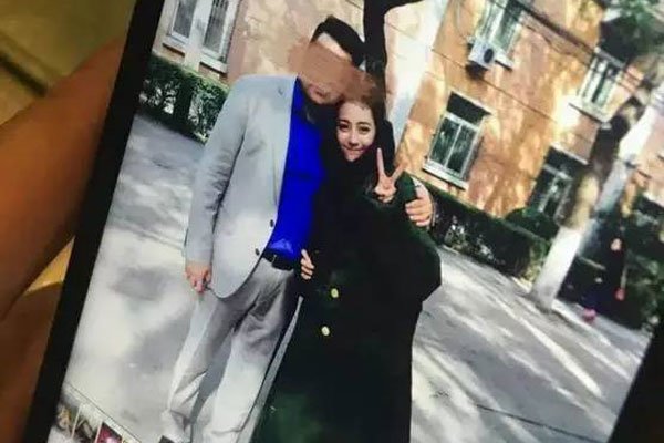 迪丽热巴父母是干什么的 自称全家最丑靠背景红的吗