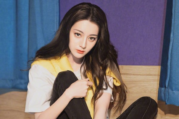 迪丽热巴父母是干什么的 自称全家最丑靠背景红的吗