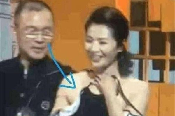 刘涛吊带滑肩事件全过程 颁奖典礼掉落p图肩带突然掉了
