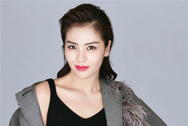 刘涛吊带滑肩事件全过程 颁奖典礼掉落p图肩带突然掉了