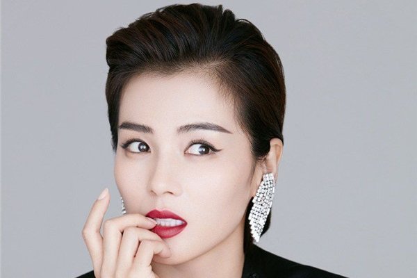 刘涛吊带滑肩事件全过程 颁奖典礼掉落p图肩带突然掉了