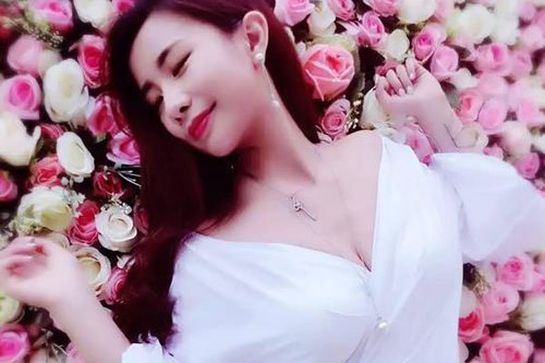 陈翔六点半球球内裤曝光图 被老公抖胸漏罩胸压在饭桌上