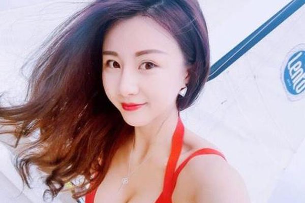 陈翔六点半球球内裤曝光图 被老公抖胸漏罩胸压在饭桌上