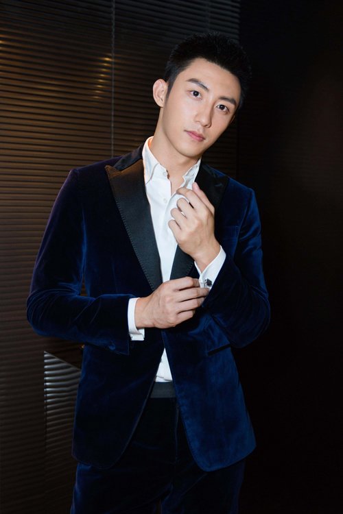 黄景瑜个人资料介绍 黄景瑜的大包包(参加马术活动凸起激凸)