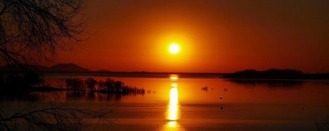 日出东方落于西什么意思 日出东方落于西后半句是什么(出自哪首诗)