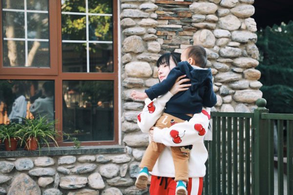 李小璐二胎生了没(承认二胎是皮几万的) 和贾乃亮为什么离的婚