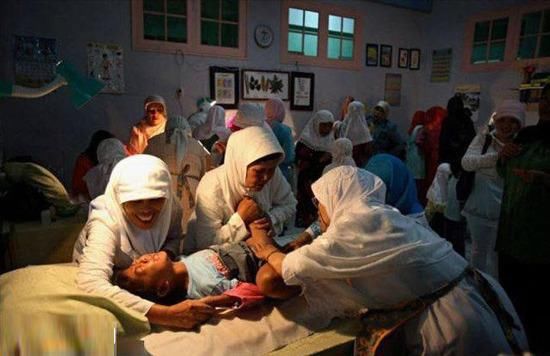 什么是割礼?割哪里?有图片吗 割礼过后的女性是什么样的图片打扑克