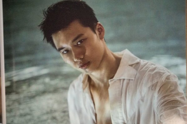 陈艾森本人回应二十公分荷尔蒙 他的包怎么那么大又长(毛巾不离手挡着)