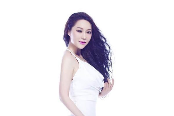 汪雨家到底是什么来头(没有人敢动他) 汪雨的烟上有2个小字是什么字