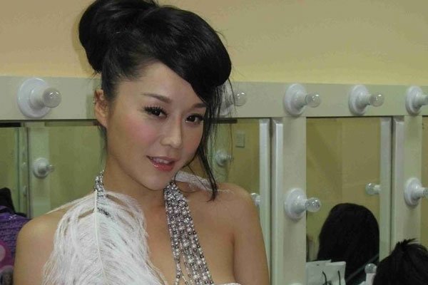 汪雨家到底是什么来头(没有人敢动他) 汪雨的烟上有2个小字是什么字