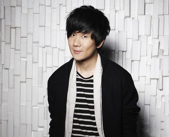 �����������Ů���ǵ���Ƭ �����������鱳��Ĺ�����ʲô