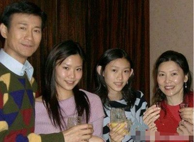 ֣������������� 4��Ů�����λ�����һ��������˭?