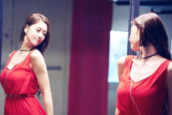 李成敏的个人资料简介 甩奶gif全程60秒的表演让宅男记忆犹新