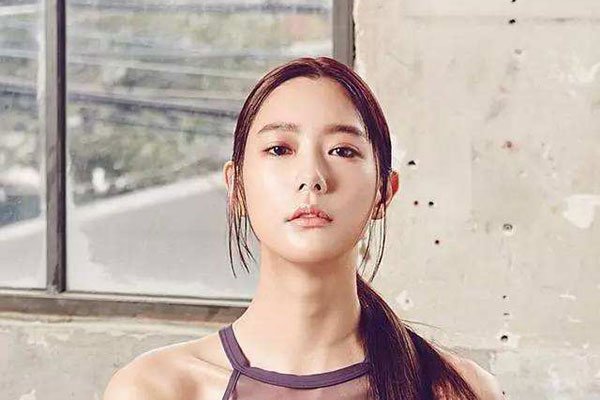 李成敏的个人资料简介 甩奶gif全程60秒的表演让宅男记忆犹新