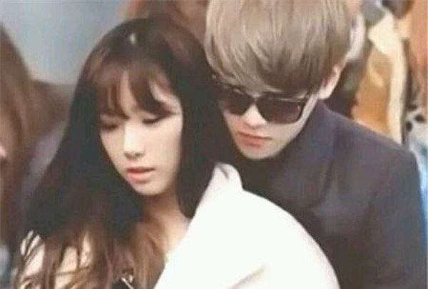 边伯贤金泰妍接吻照片是真的吗 边伯贤金泰妍恋爱到底是怎么回事
