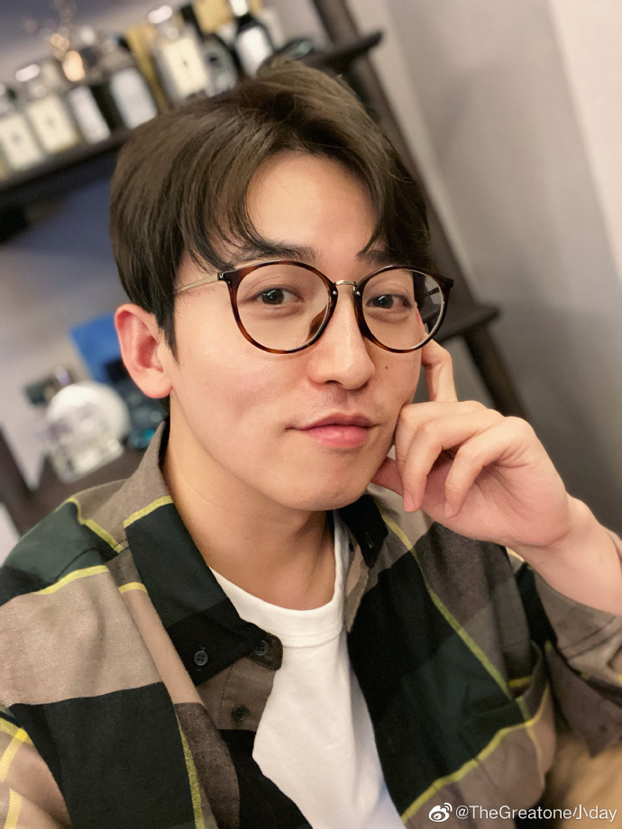 姚译添的个人资料 年轻导演姚译添是跑男节目的总导演