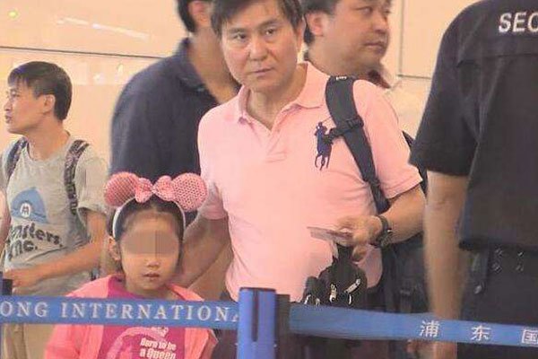 ��ѩ���Ϲ���˭ ���ӵ�λ�ߣ���ѩ�ɷ���ɽ��������