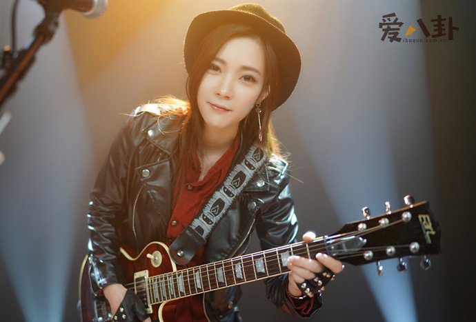 亮声open个人资料 一直戴帽子的网红女歌手人气很高