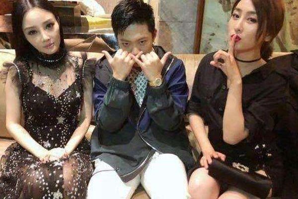 李小璐与PGone的视频夜宿门照 拍照接吻穿情侣装像是在热恋