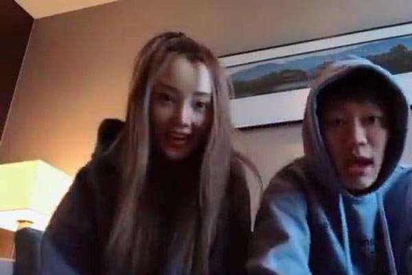 李小璐与PGone的视频夜宿门照 拍照接吻穿情侣装像是在热恋